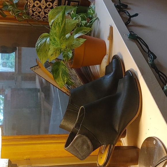 Peekaboo Toe Leather Heels - Picture 2 of 8